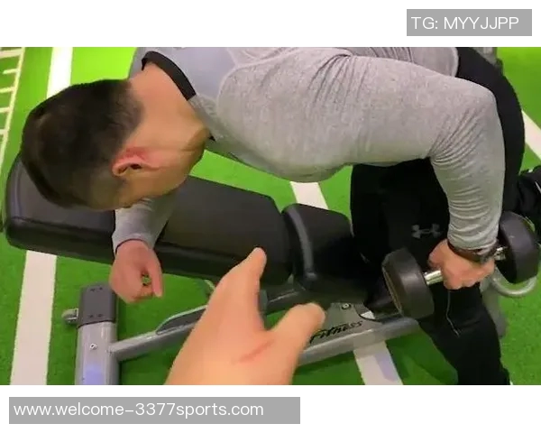 单臂哑铃划船导致腰疼的原因及预防措施解析